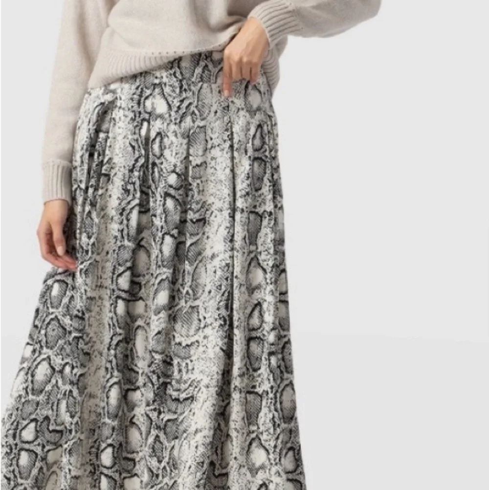 Zara Snakeskin designed Skirt, navy/beige, size L